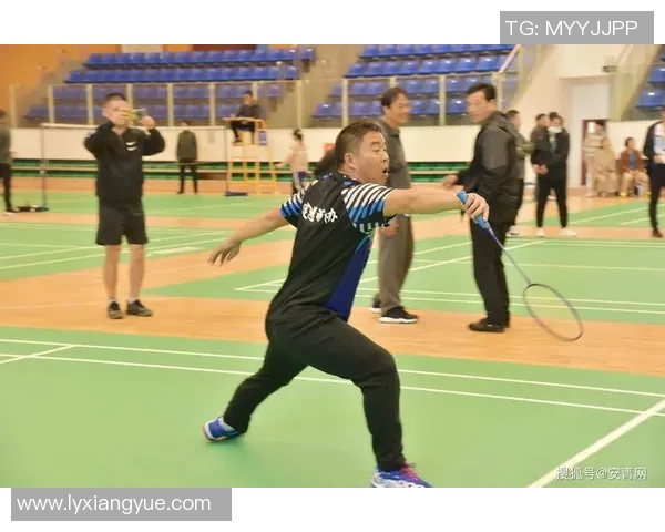 张伟独家分享羽毛球技巧与心得助你提升球技的秘诀与经验